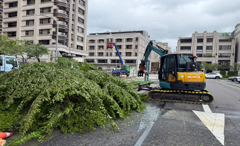 機具協助整理路旁集中堆放的枝葉